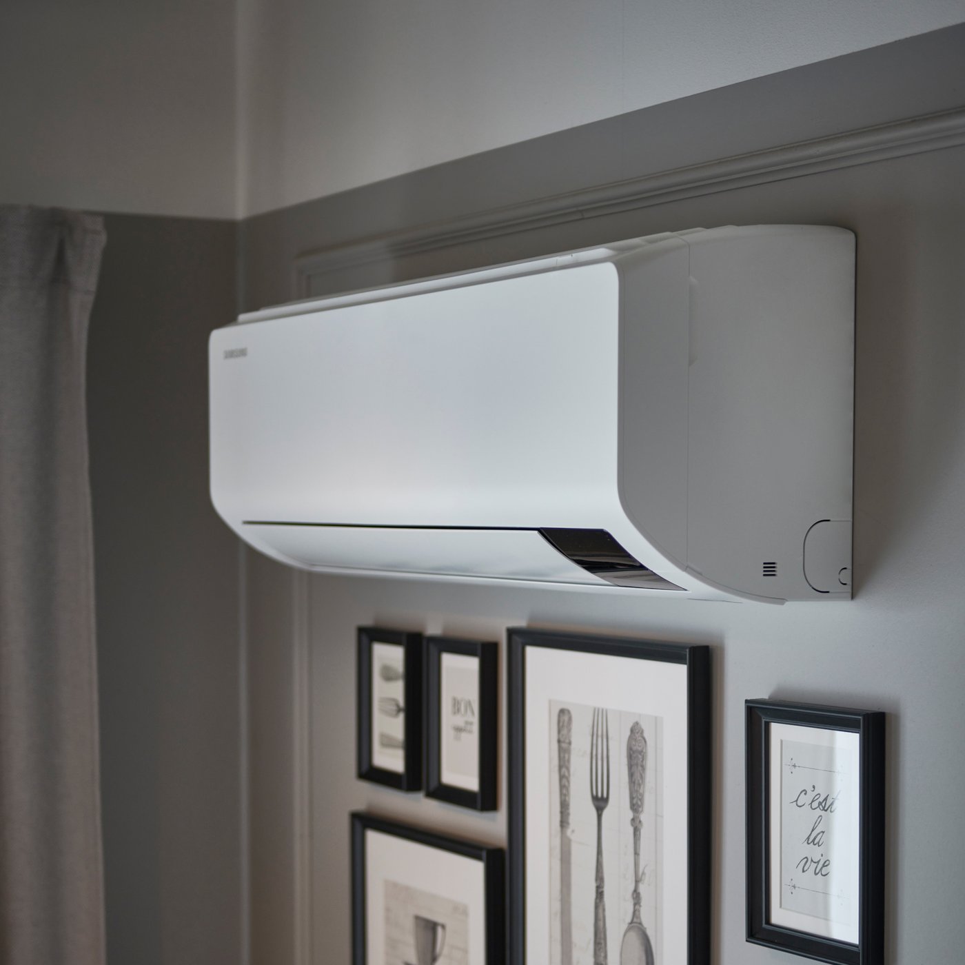 En grå vägg med en värmepump monterad på den.