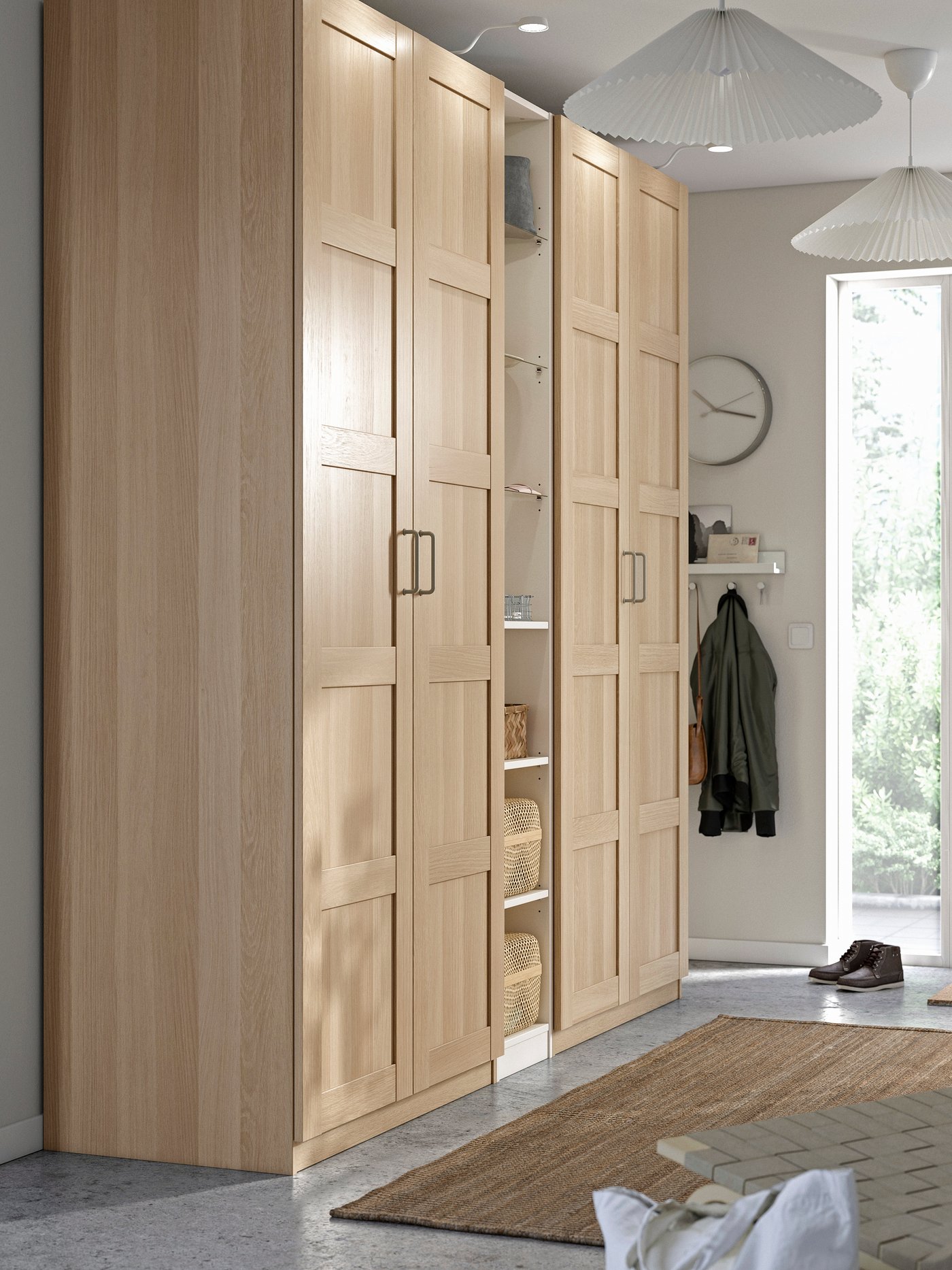 Ein eiche weiß lasierter PAX mit vier Türen ist in einem Schlafzimmer zu sehen