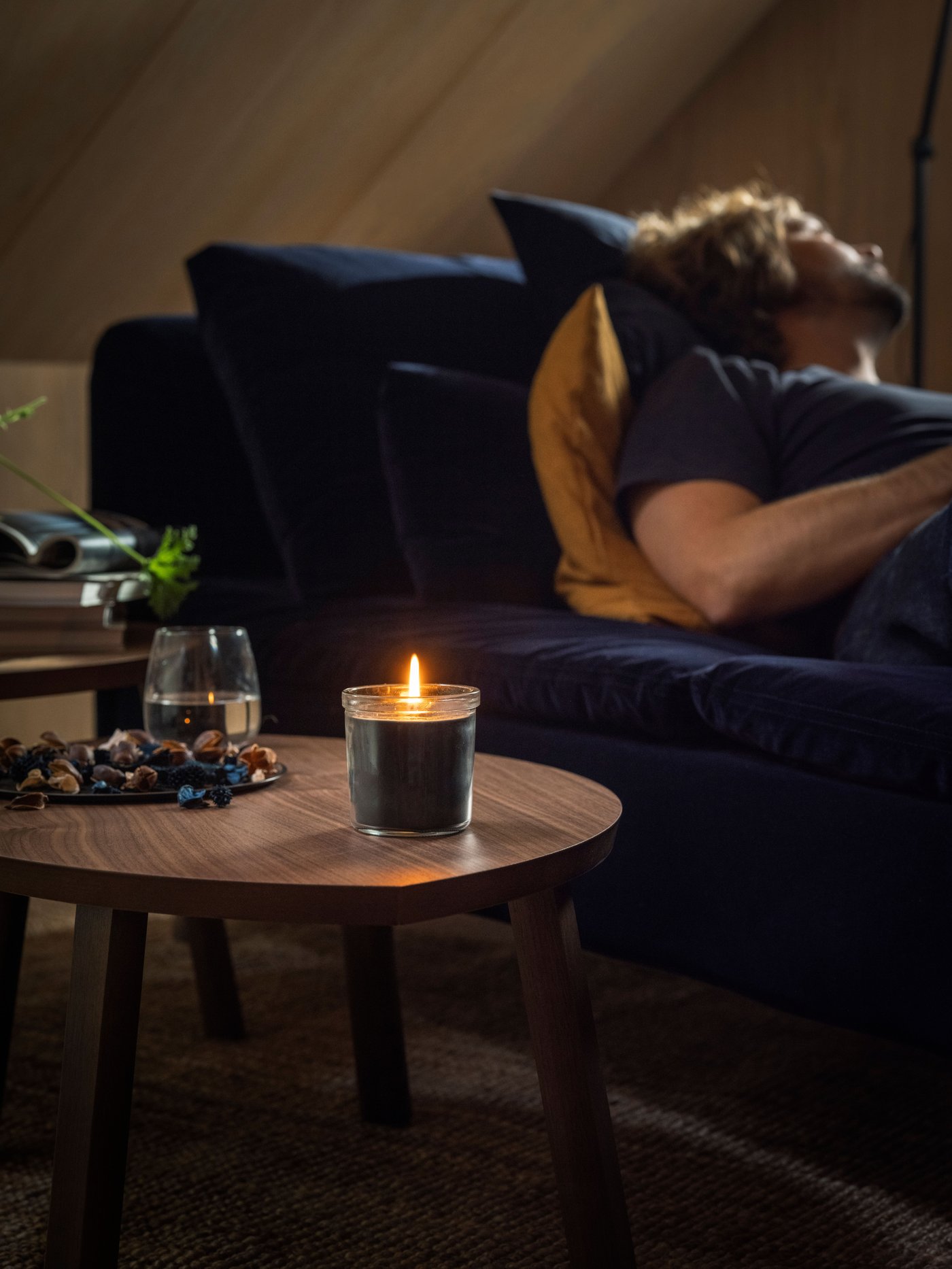 Bougie parfumée Vetiver & ; géranium/ noir-turquoise FRUKTSKOG dans un verre