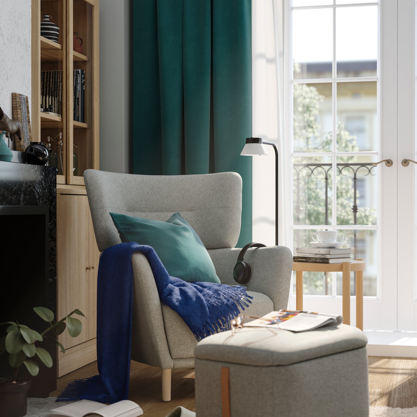 En stue med en solfylt, beige-grå OSKARSHAMN ørelappstol og fotskammel med oppbevaring, plassert ved siden av vinduer.