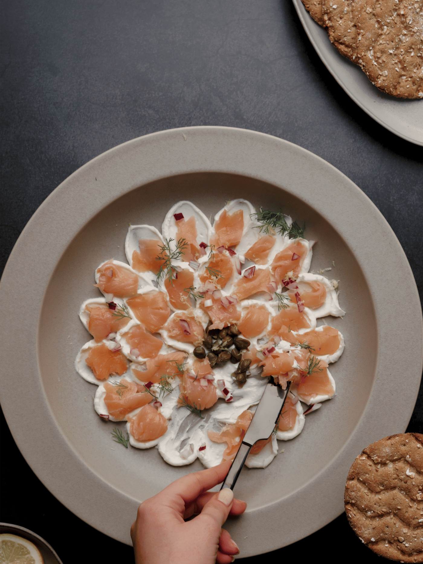 Eine beigefarbene Servierschüssel STOCKHOLM 2025