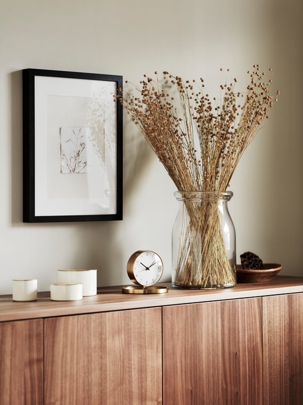 A clear glass BEGÄRLIG vase in the living room