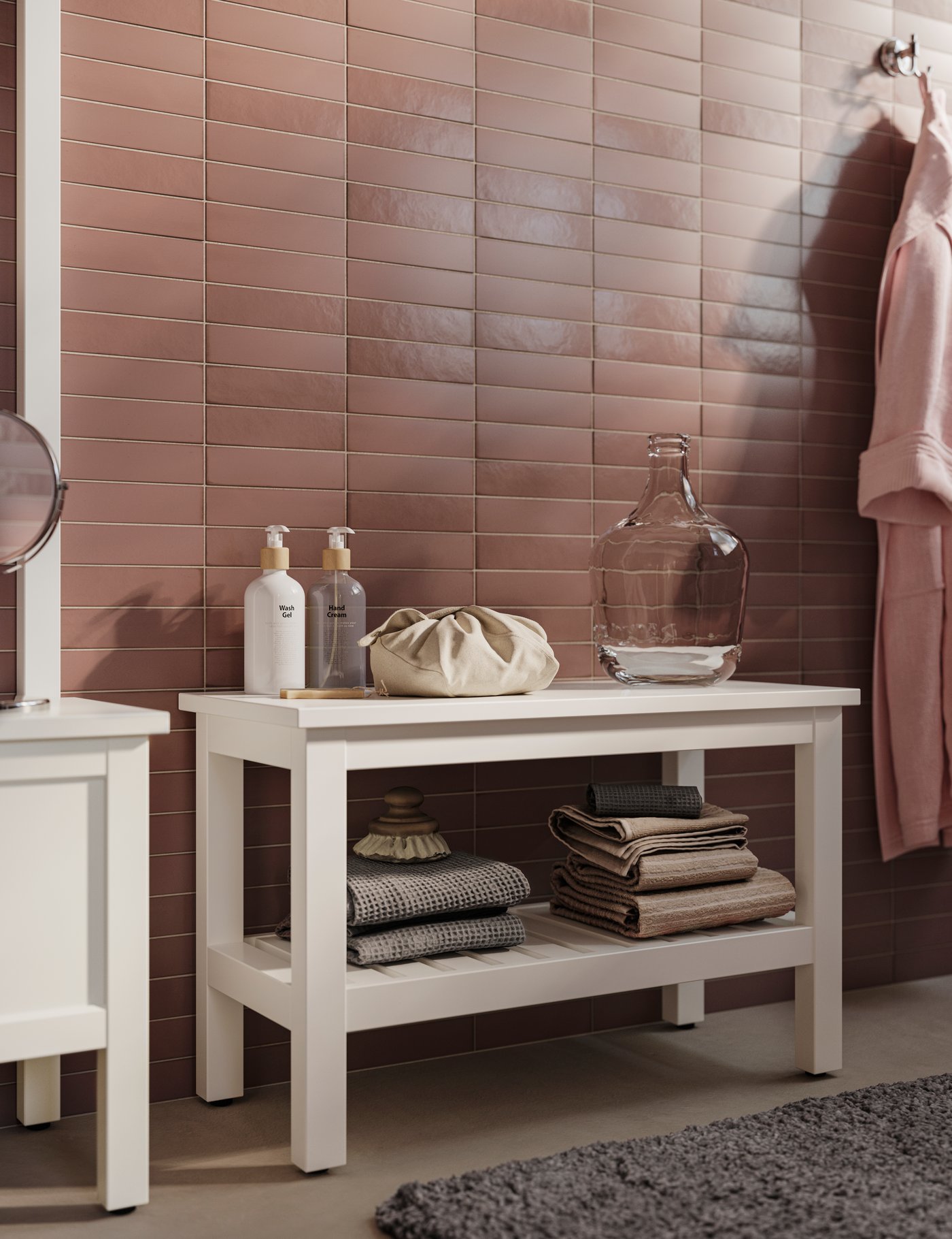 A stainless steel TRENSUM mirror in the bathroom