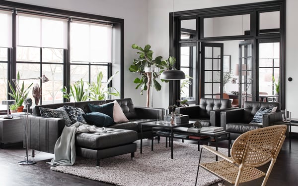 A black NYMÅNE pendant lamp in the living room