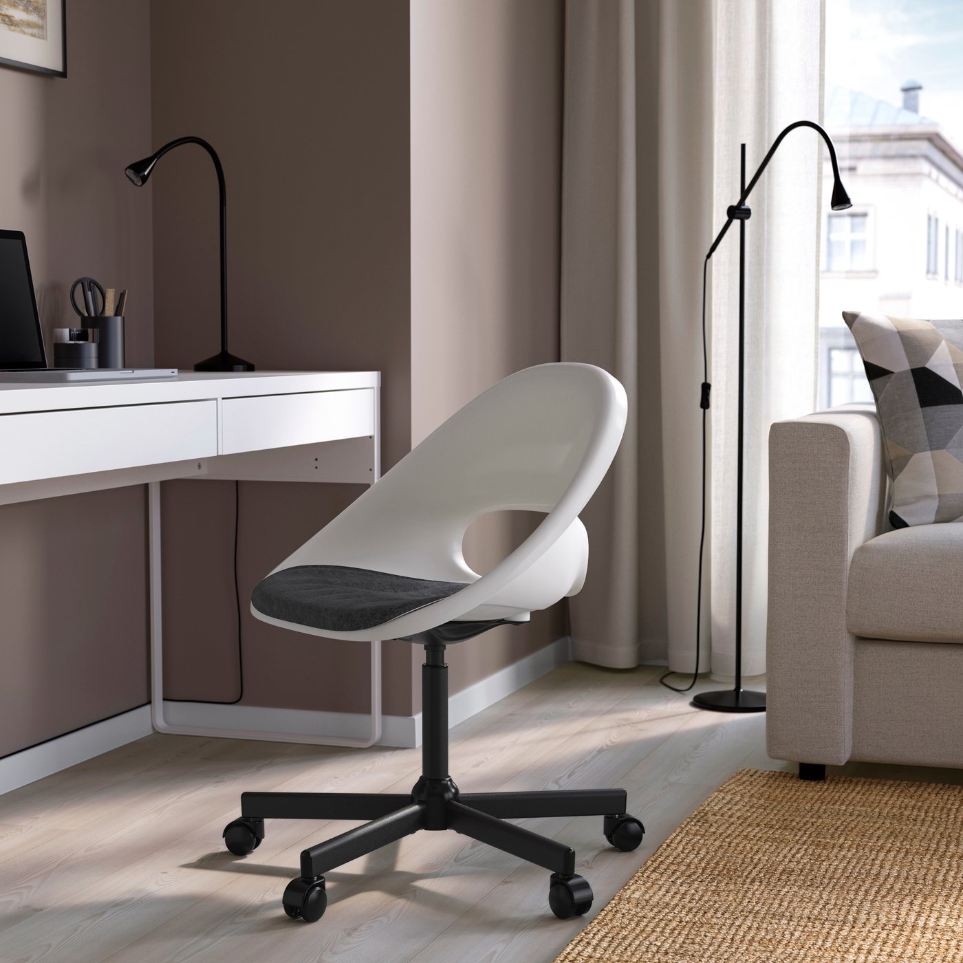 A white black/dark grey MALSKÄR swivel chair + pad