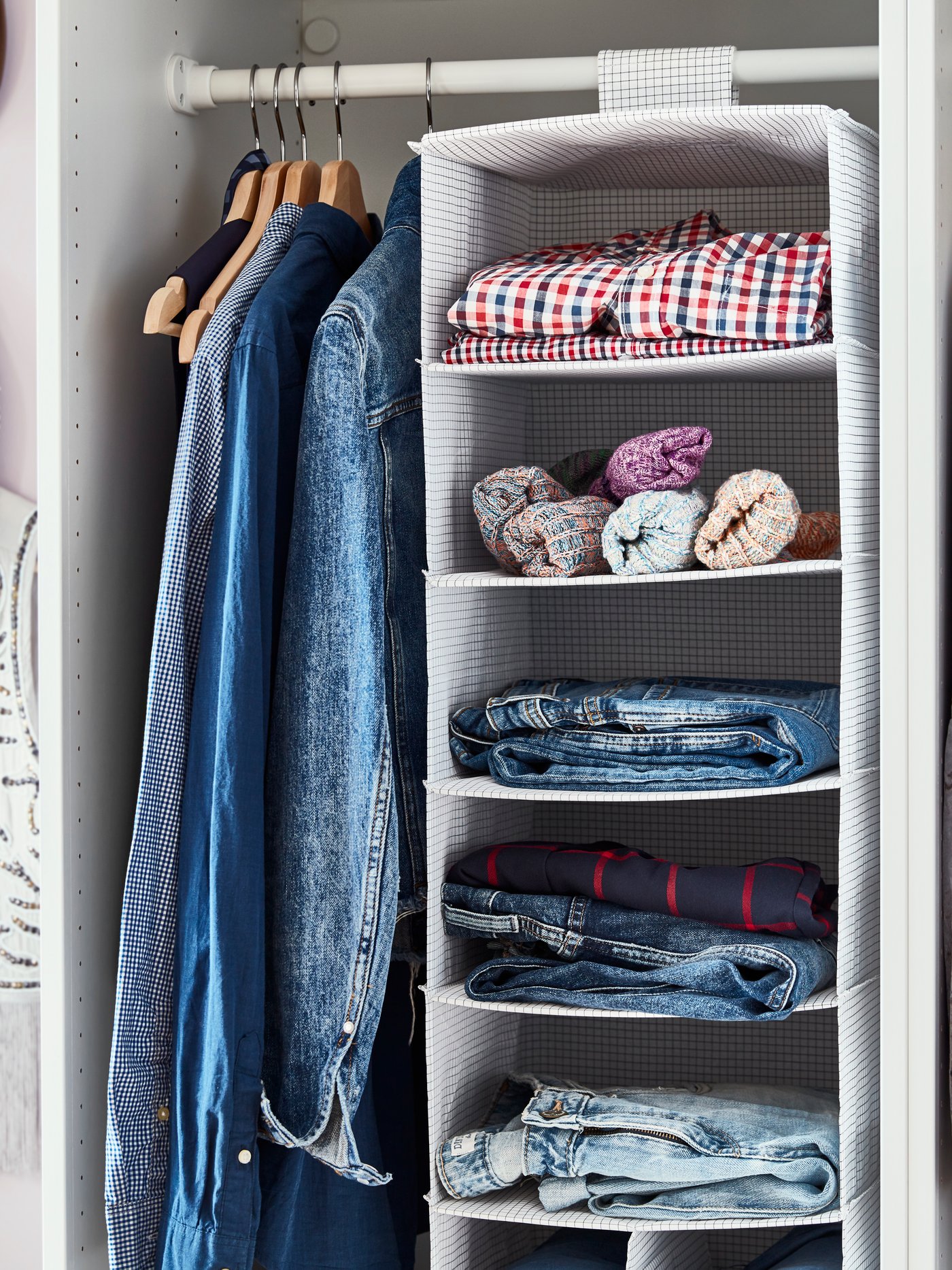 A white/grey STUK storage with 7 compartments