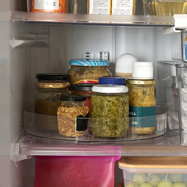 冷蔵庫の中に複数の瓶詰め調味料や保存食品が並んでいる様子。瓶は回転式トレーに置かれており、整理されている。