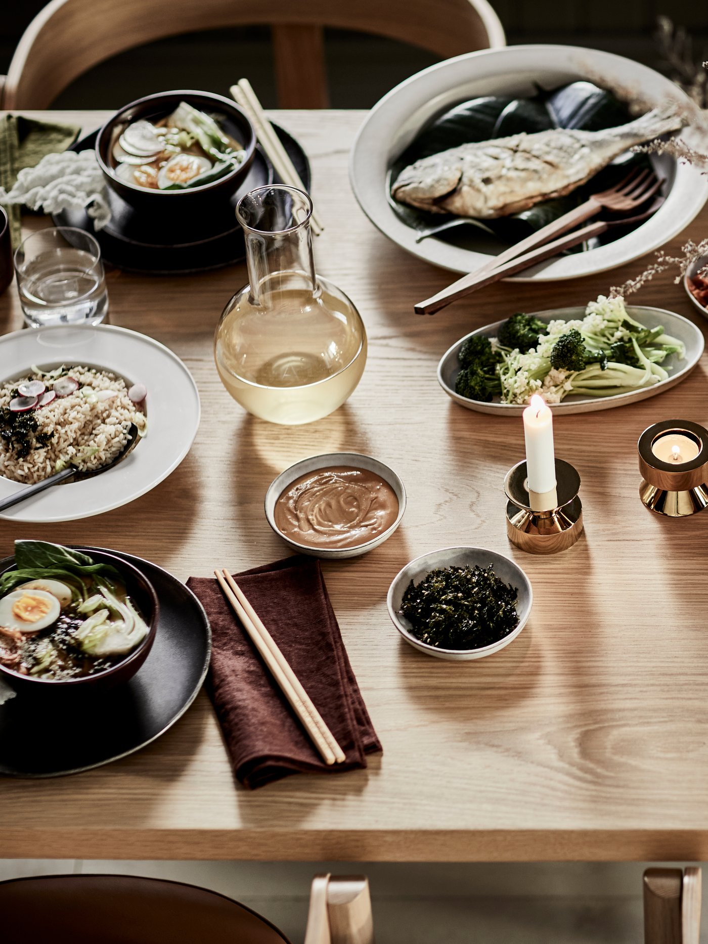 A SKOGSTA dining table in acacia/black in the dining room