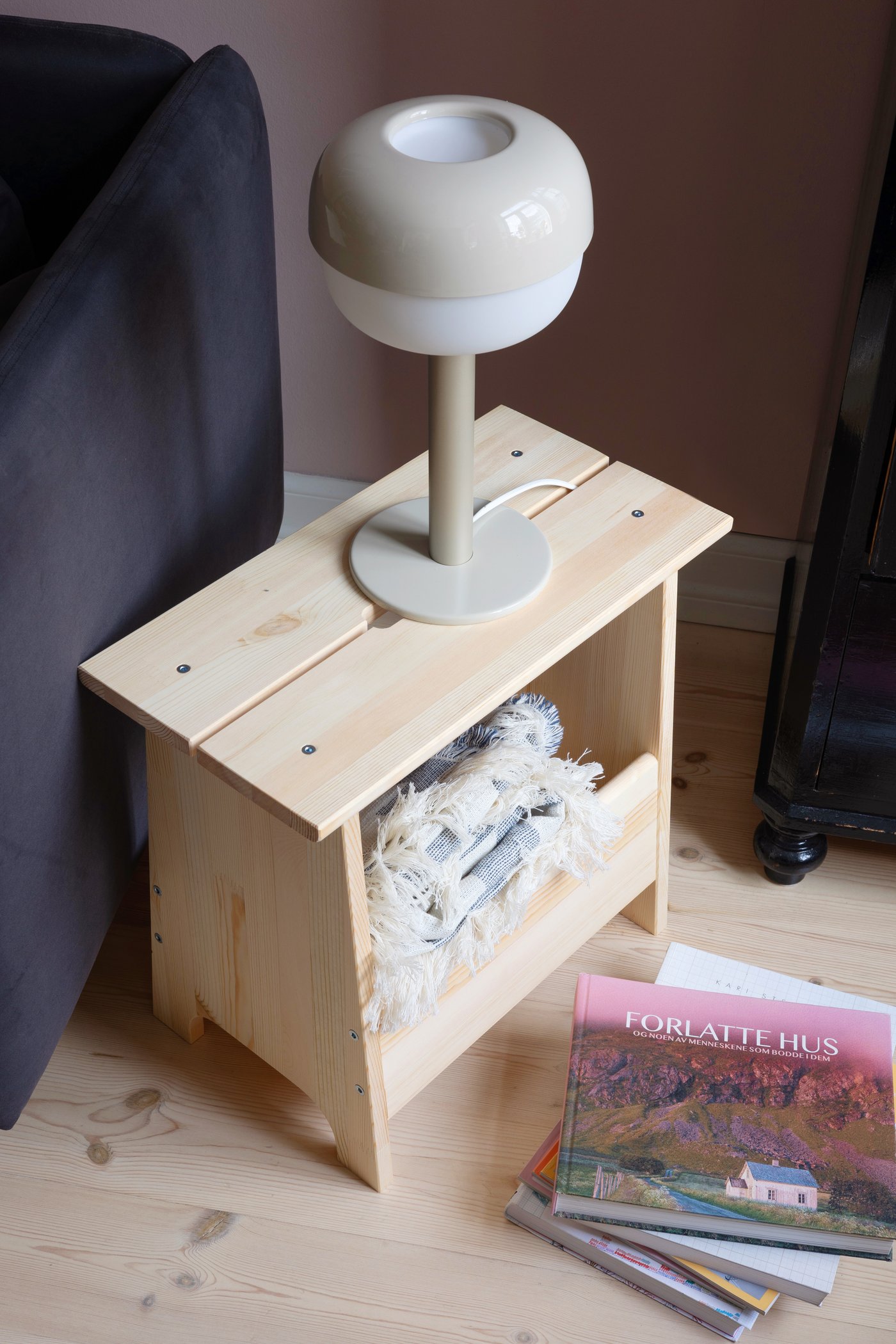 Denne krakken kan brukes til å sitte på, som sidebord eller nattbord. 