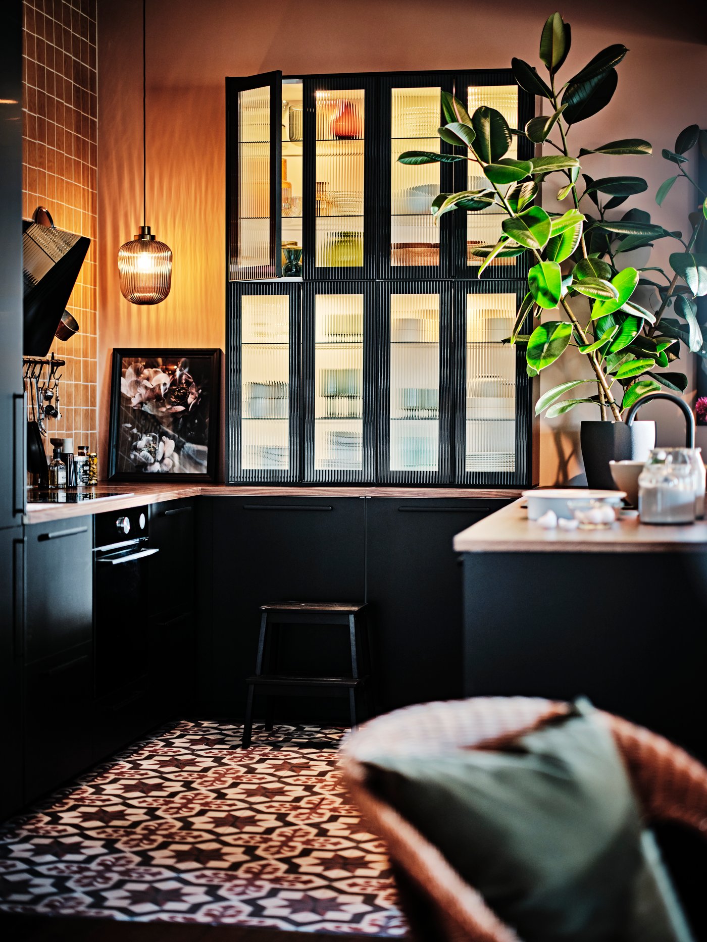 Moderne Küche mit schwarzen Fronten aus unserer NICKEBO Serie.