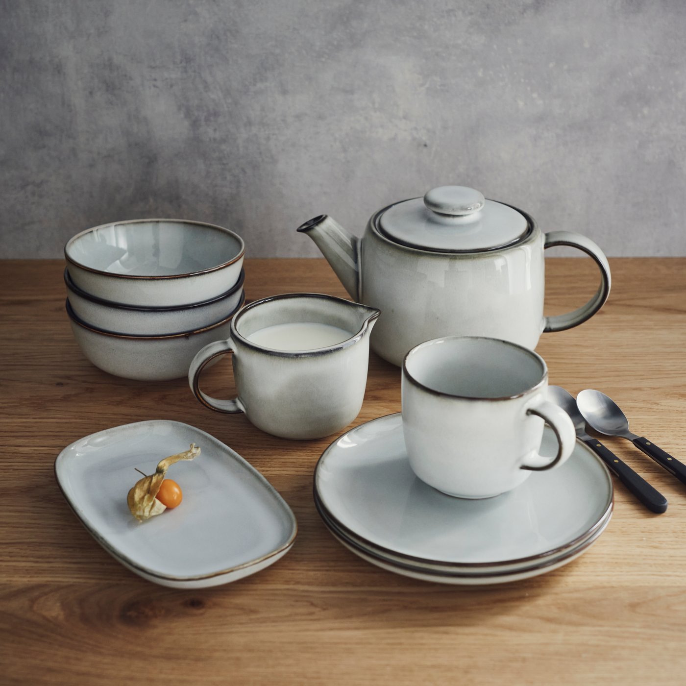 A grey GLADELIG plate