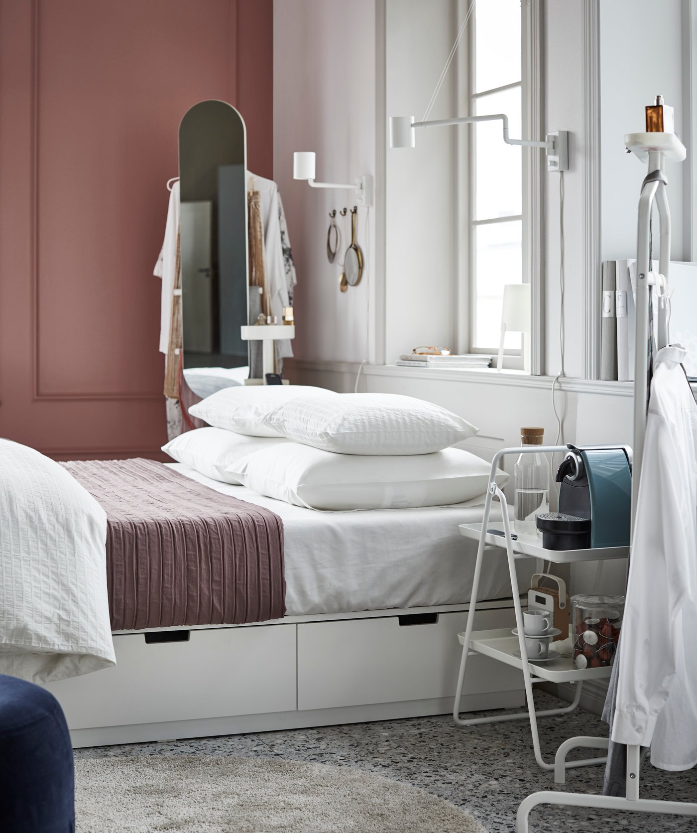 Una cama con almacenaje en una habitación.