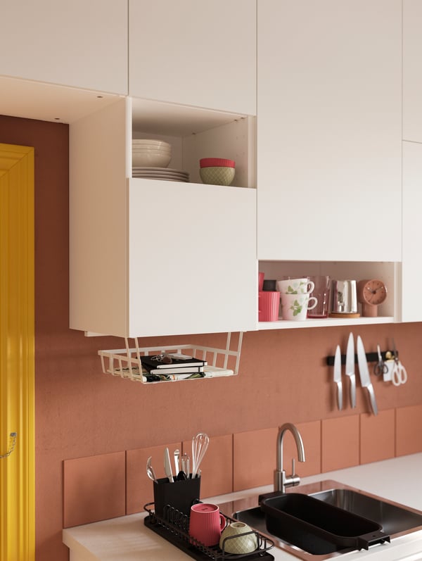 I frontali per cucina VALLSTENA permettono di creare soluzioni a giorno dove trovano posto anche elementi decorativi, come tazze e piatti.
