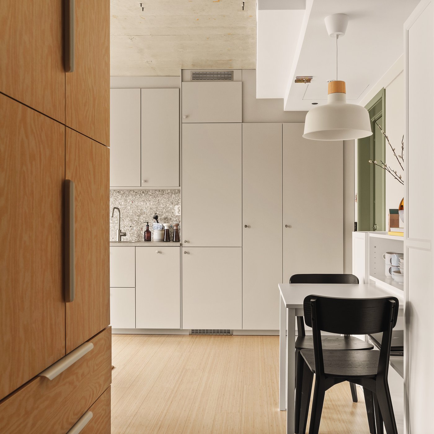 Et beige kjøkken sett fra avstand.