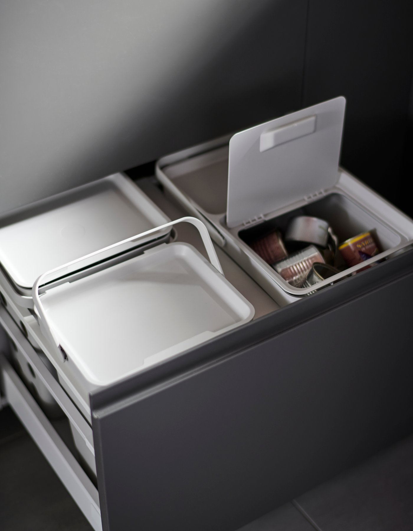 A light grey HÅLLBAR bin with lid in the kitchen
