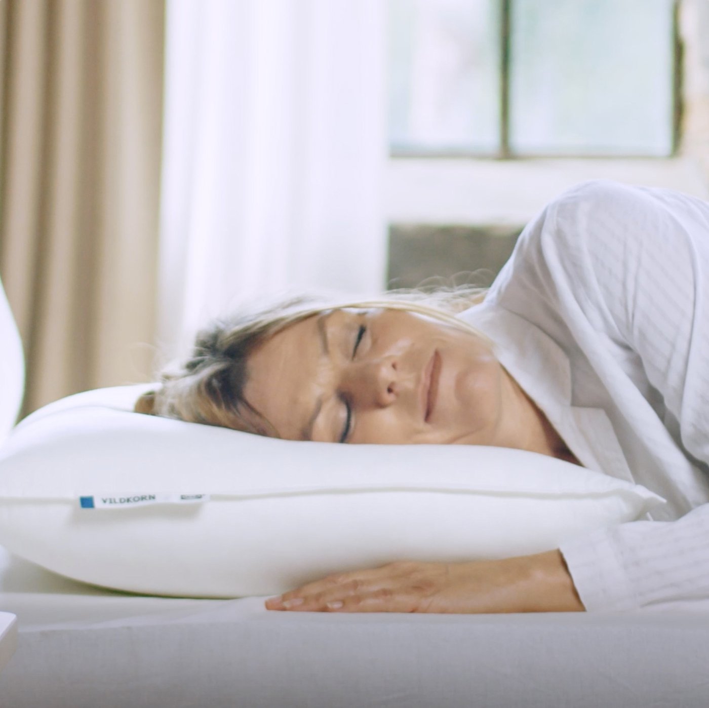 A VILDKORN pillow, high, side/back sleeper in the NA