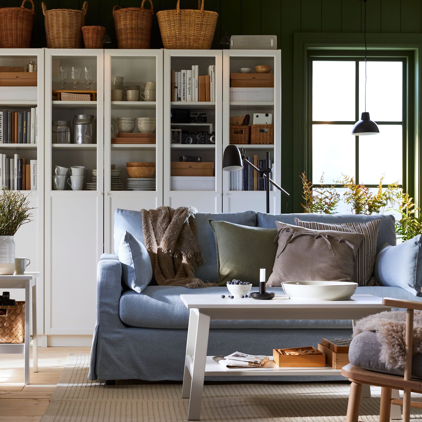 BILLY reoler og en HYLTARP 2-personers sofa er i en traditionel stue inspireret af nordiske hytter.