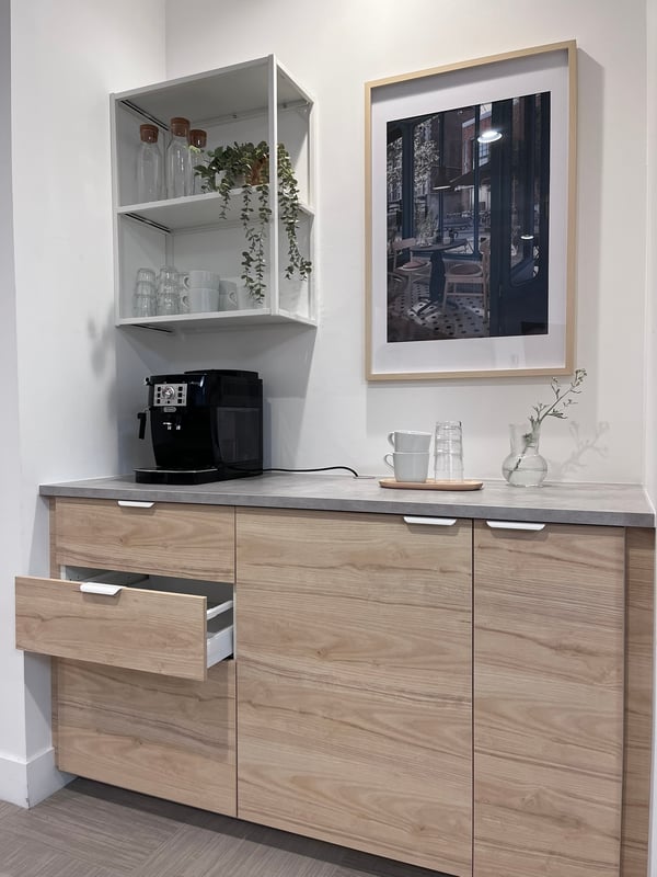 Espace cuisine avec des caissons et un plan de travail.