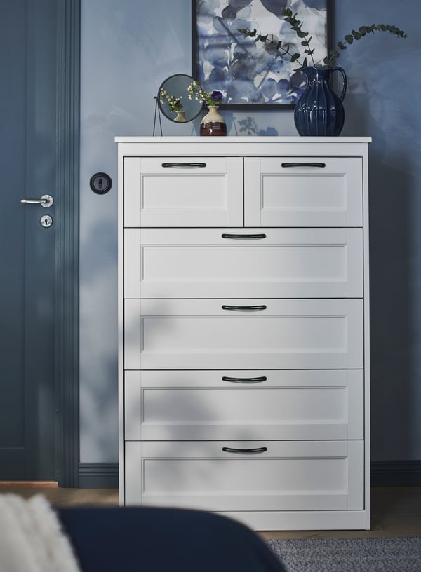 A dark grey LASSBYN table mirror in the bedroom
