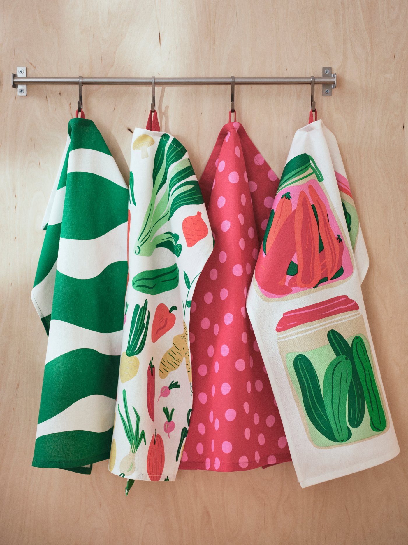 Cuatro paños de cocina TABBERAS colgando de un gancho IKEA