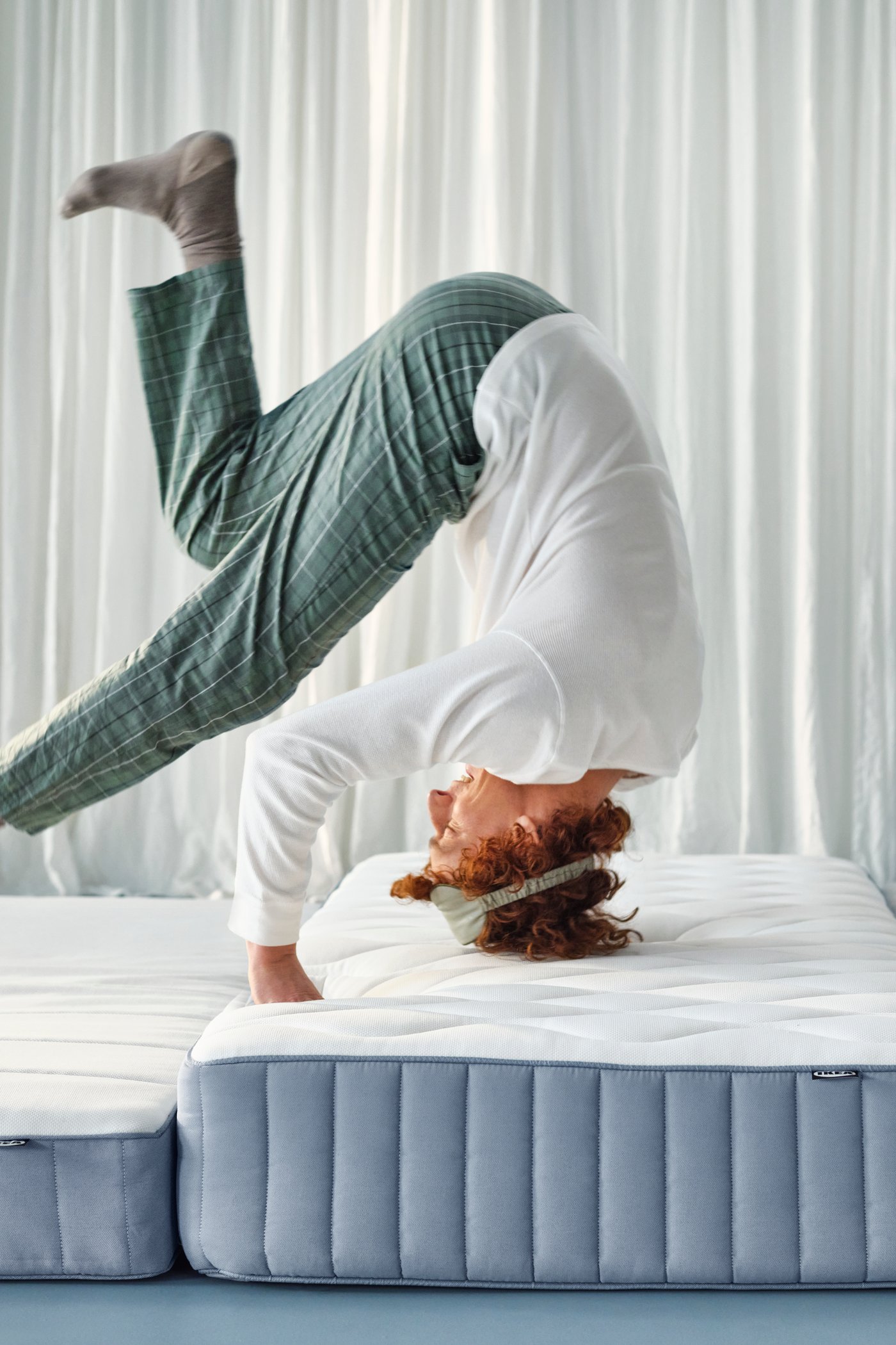 Ein Junge macht einen Purzelbaum auf einer VÅGSTRANDA Federkern Matratze.