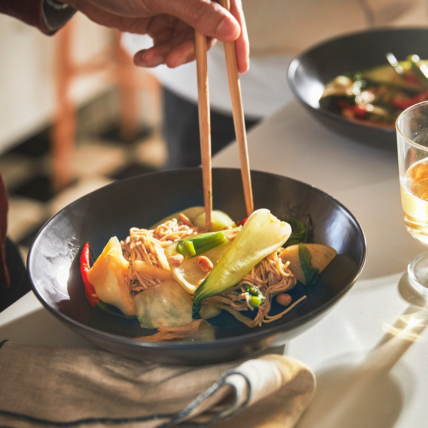 En wok i rostfritt stål med nonstickbeläggning från IKEA 365+