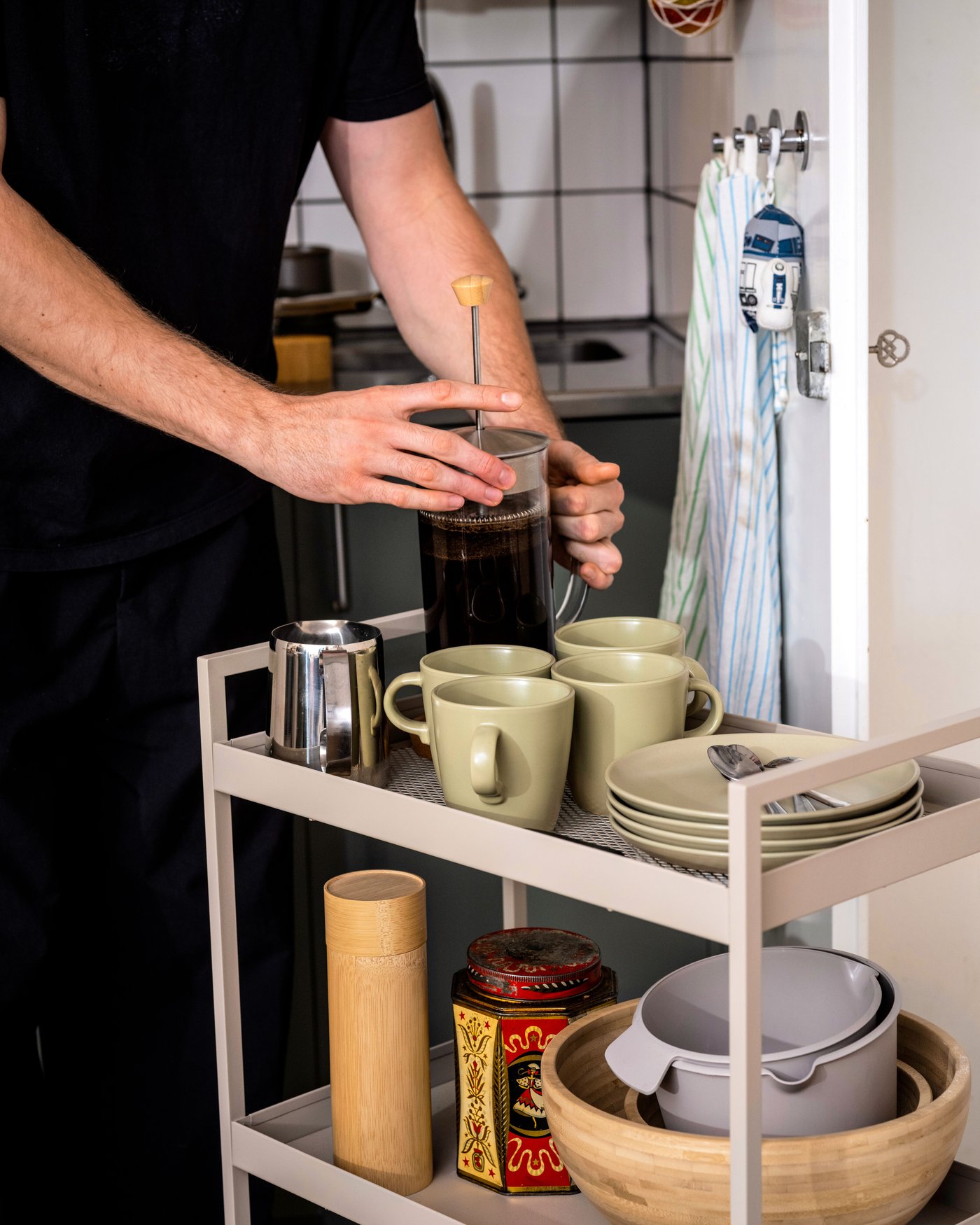 En mattgrön FÄRGKLAR-mugg