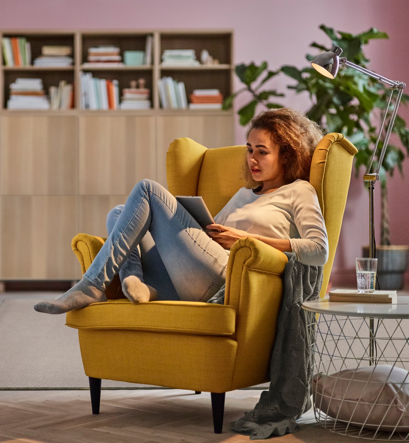 Žlté krídlové kreslo STRANDMON.