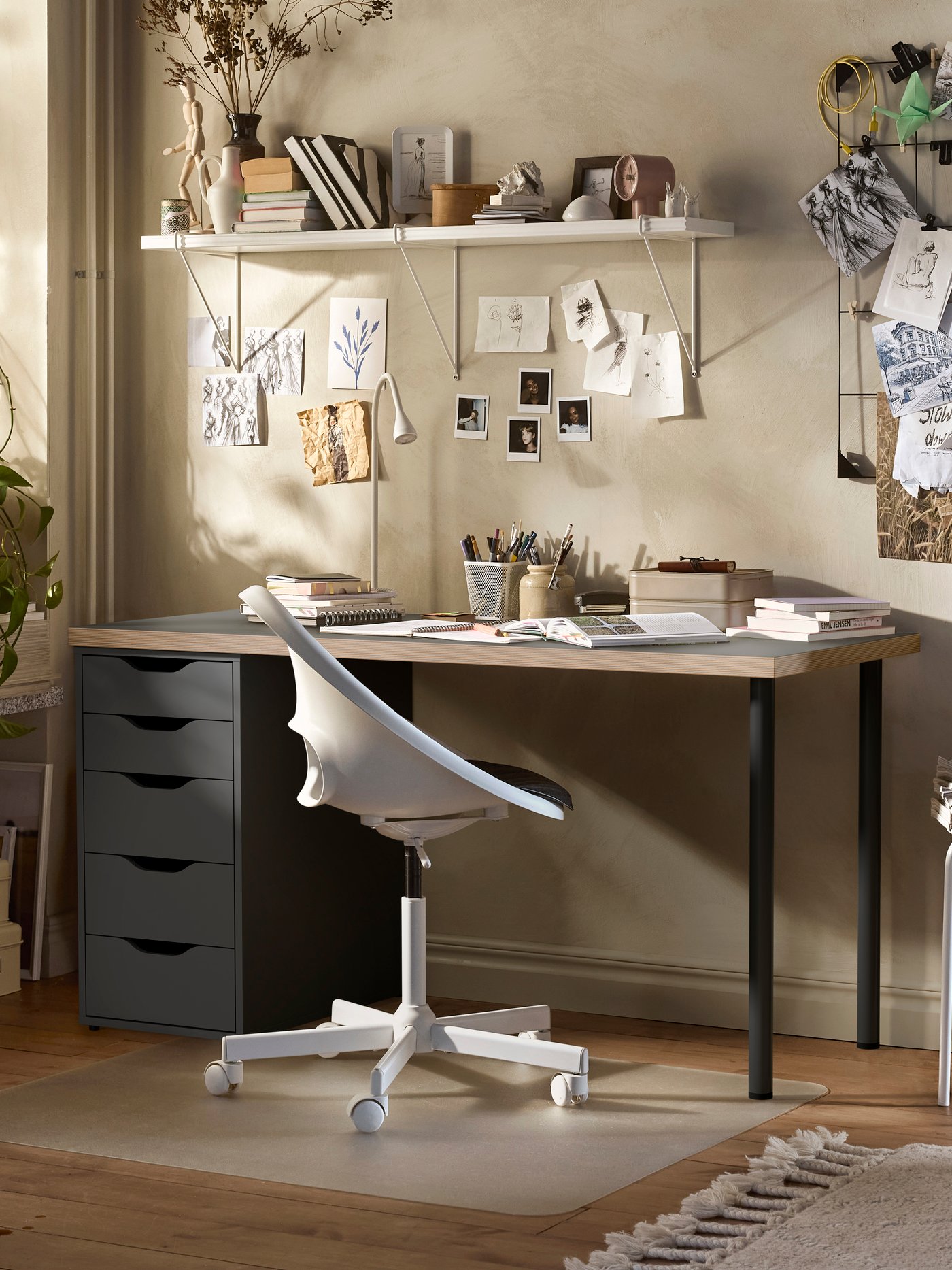 Una scrivania con cassettiera ALEX all'interno di uno studio. Accanto una sedia da ufficio.