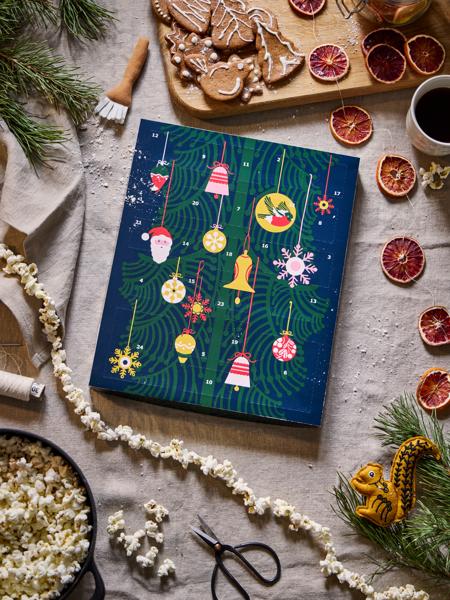 En VINTERSAGA julekalender står lent mot en vegg.