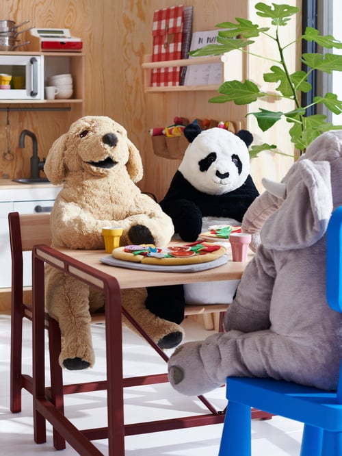 A children’s room with elephant, panda and dog soft toys sitting on a bench and MAMMUT chair at YPPERLIG children’s table.