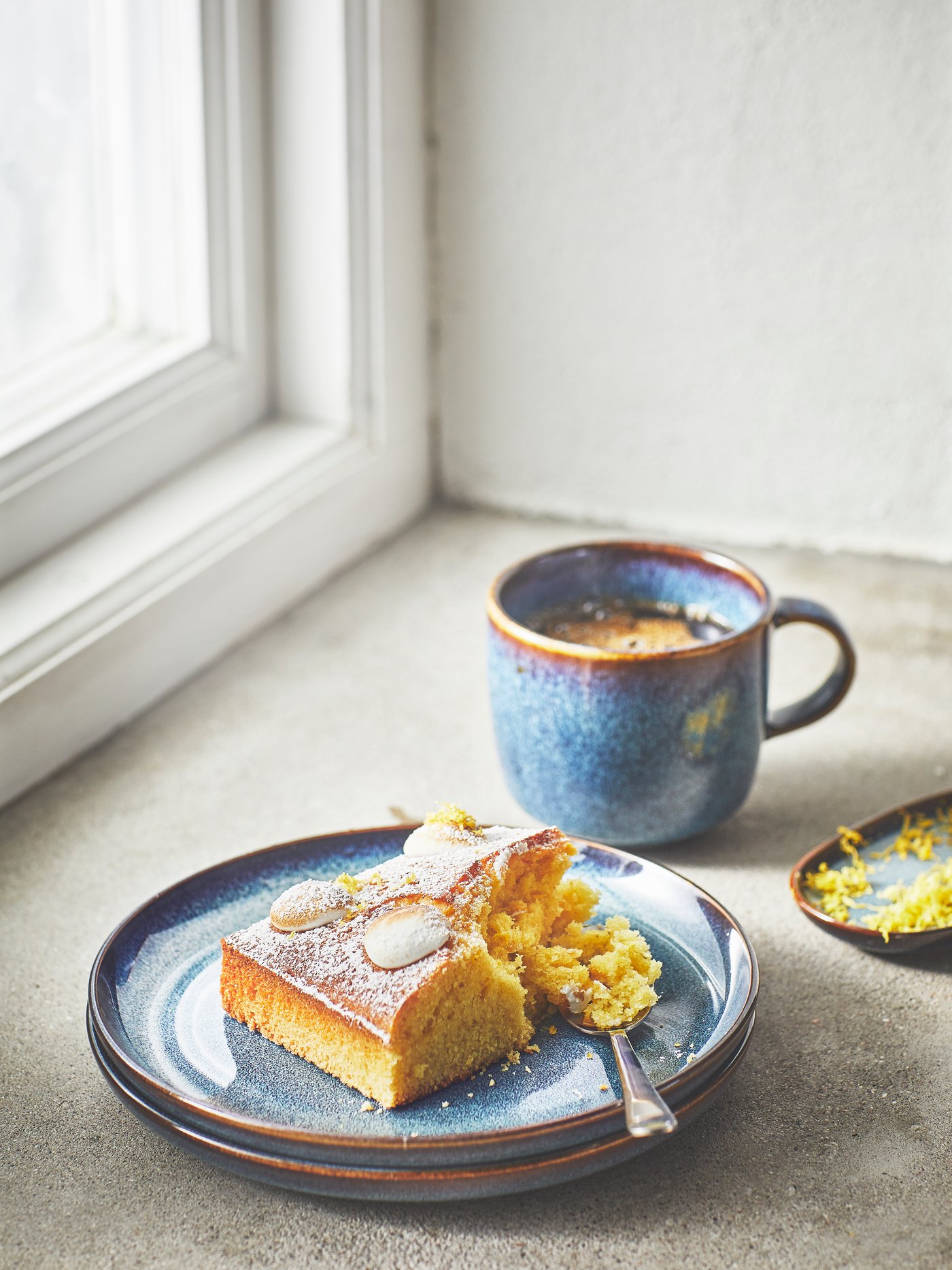 A blue GLADELIG mug