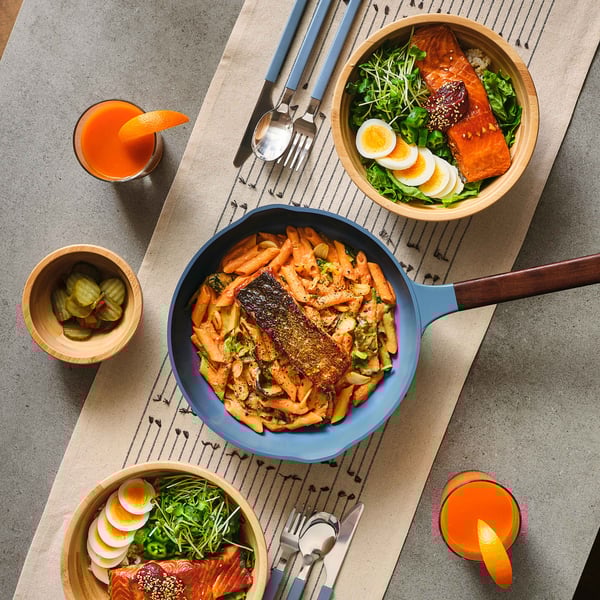 연어 비빔밥과 연어 로제 펜네 차림 컷