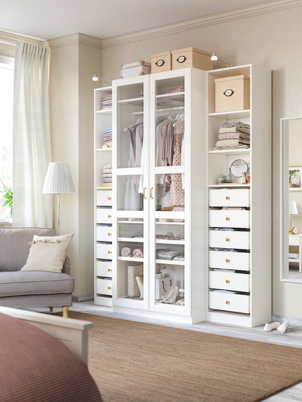 A beige KVARNVIK storage box with lid in the bedroom