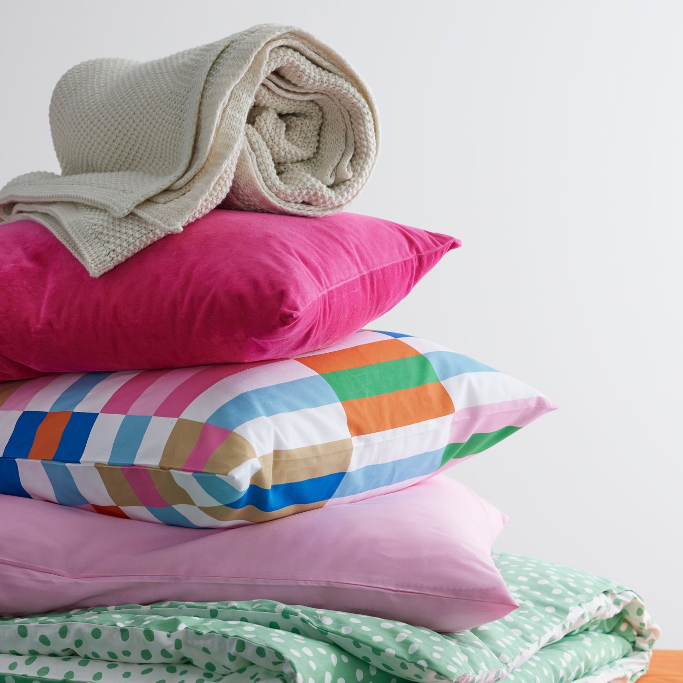 A white/multicolour KLIBBKORSÖRT cushion cover