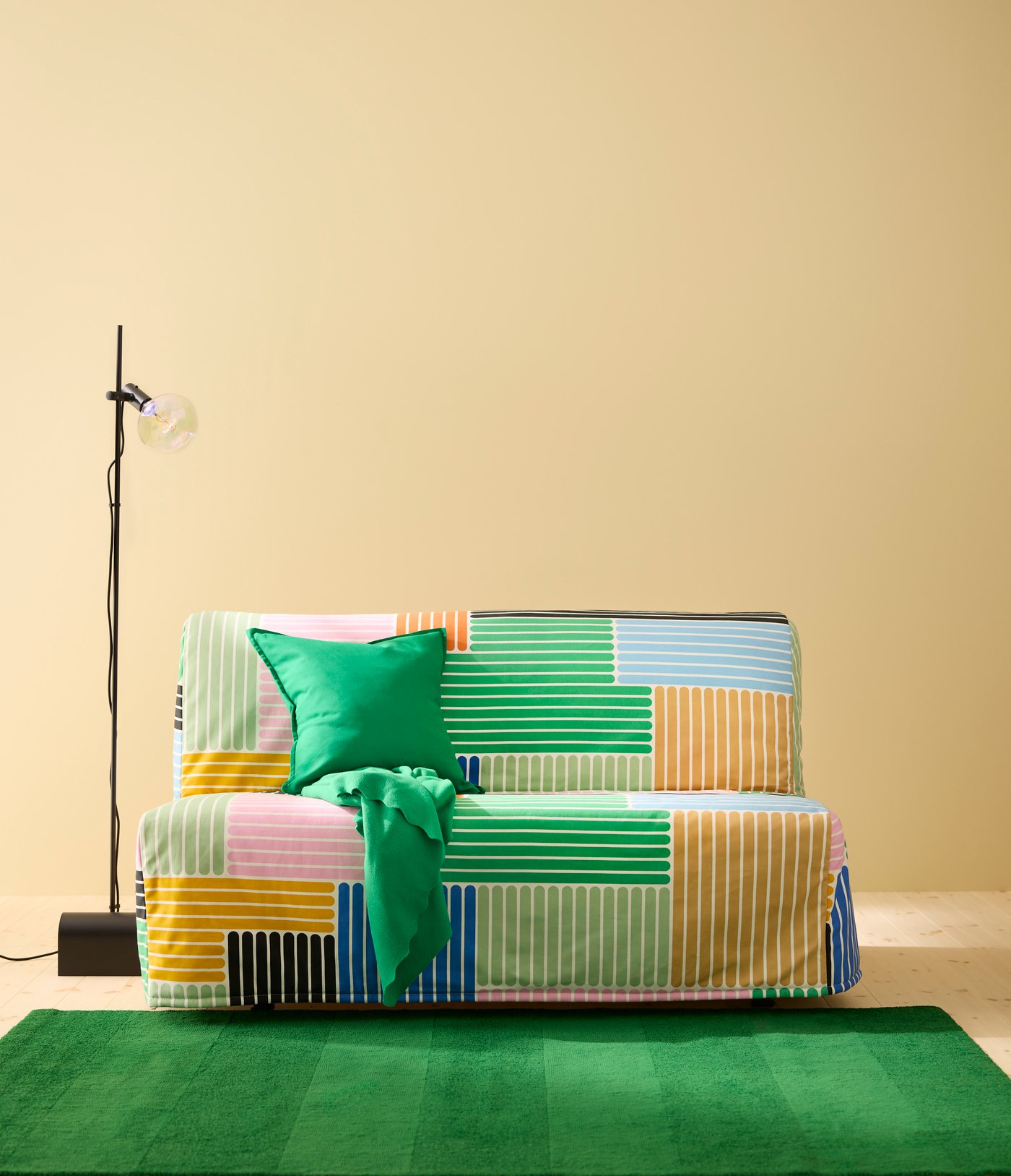 Divano letto a 2 posti LYCKSELE, con rivestimento Grindtorp multicolore a righe.