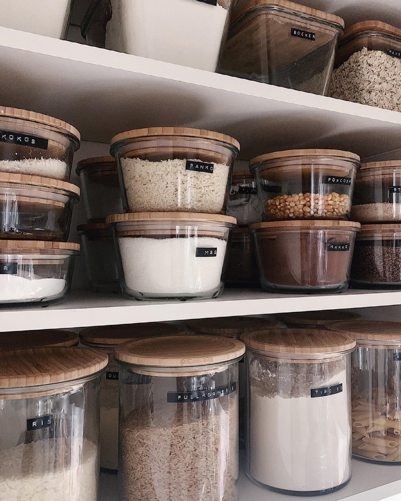 Un recipiente redondo de vidrio/bambú para alimentos IKEA 365+ con tapa