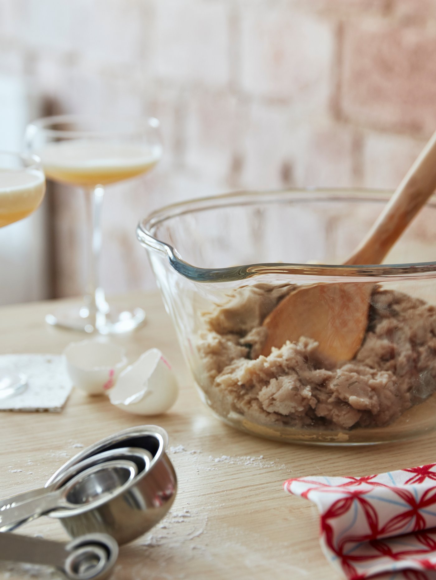 Ein VARDAGEN-Messbecher in der Küche