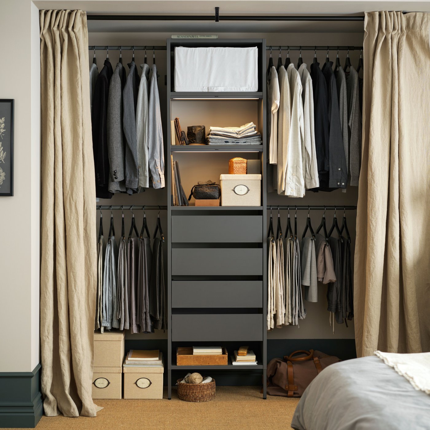 Une naturel LOHALS tapis tissé plat dans la chambre à coucher