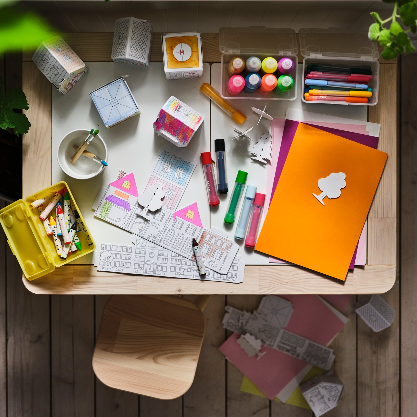 Smíšená barva MÅLA s fluorescenčními/třpytivými barvami.