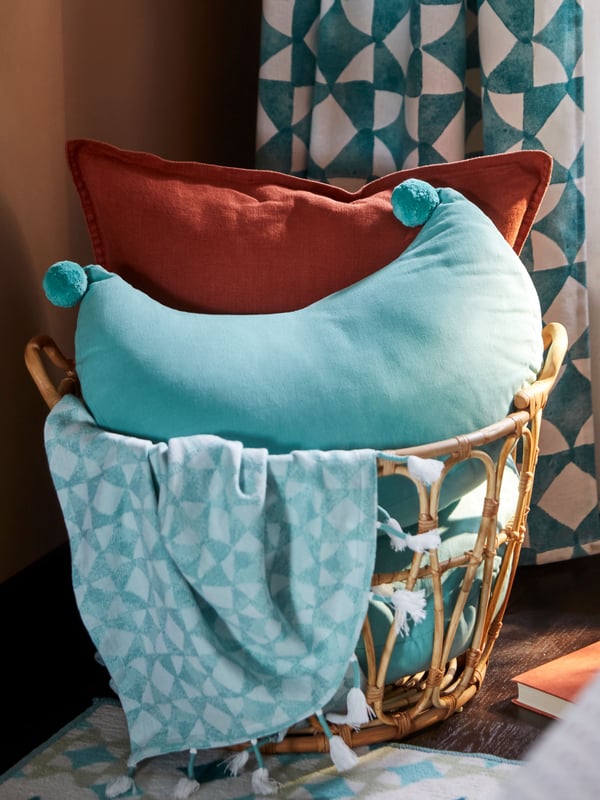 A blue GOKVÄLLÅ throw