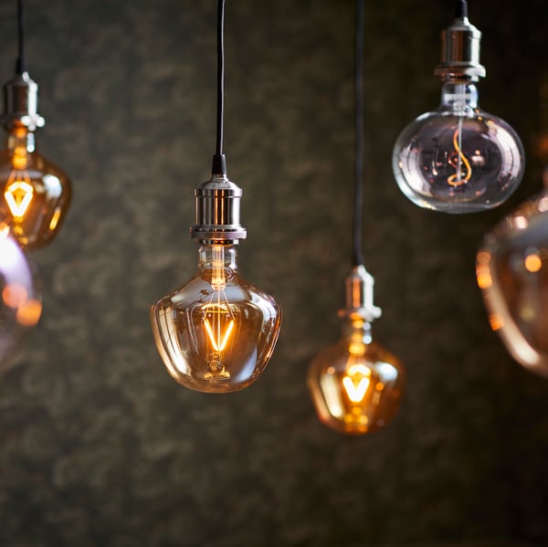 Bombillas LED prendidas colgando, de la familia MOLNART.