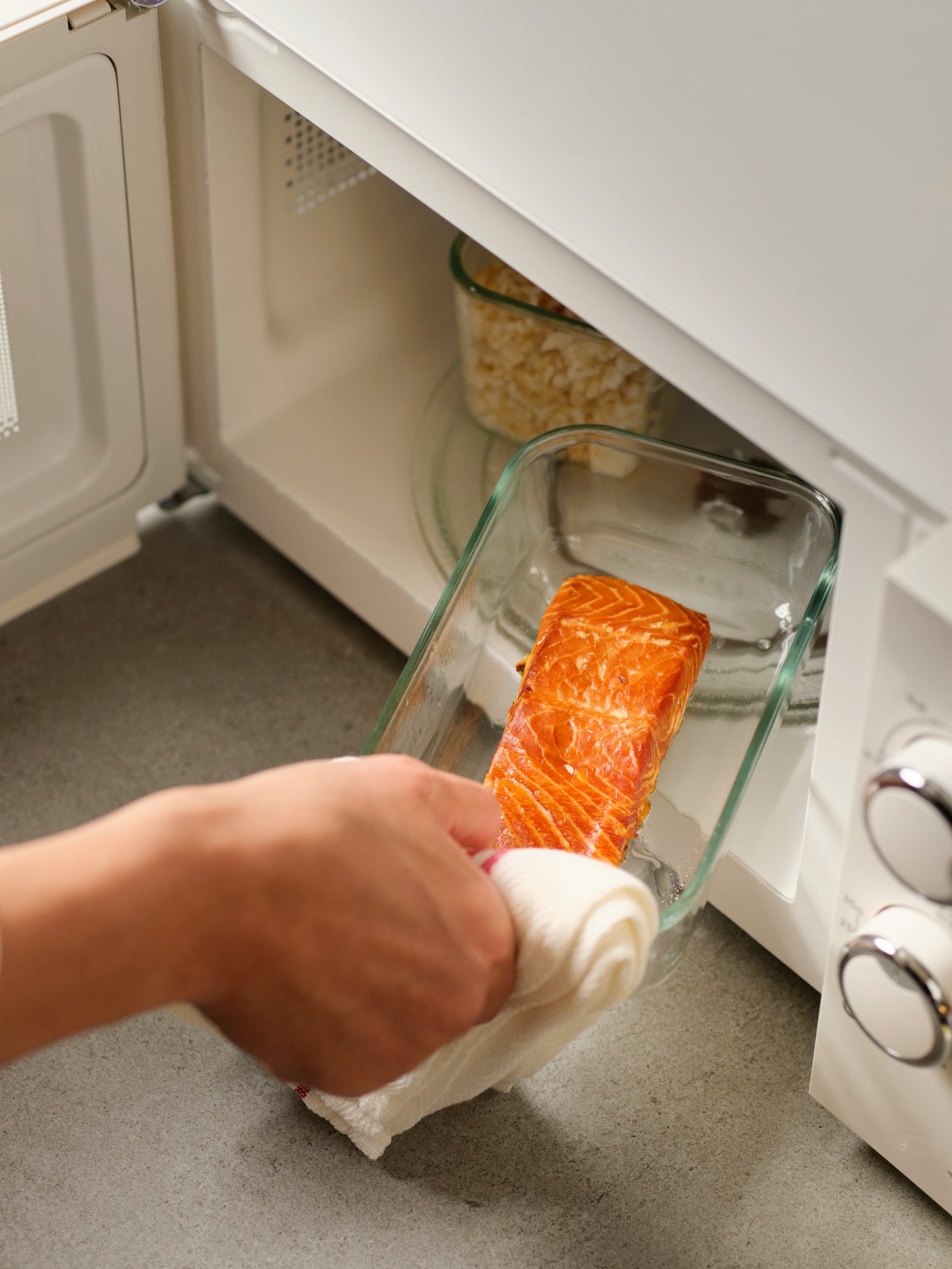 전자레인지 용기에 연어를 담아 돌리는