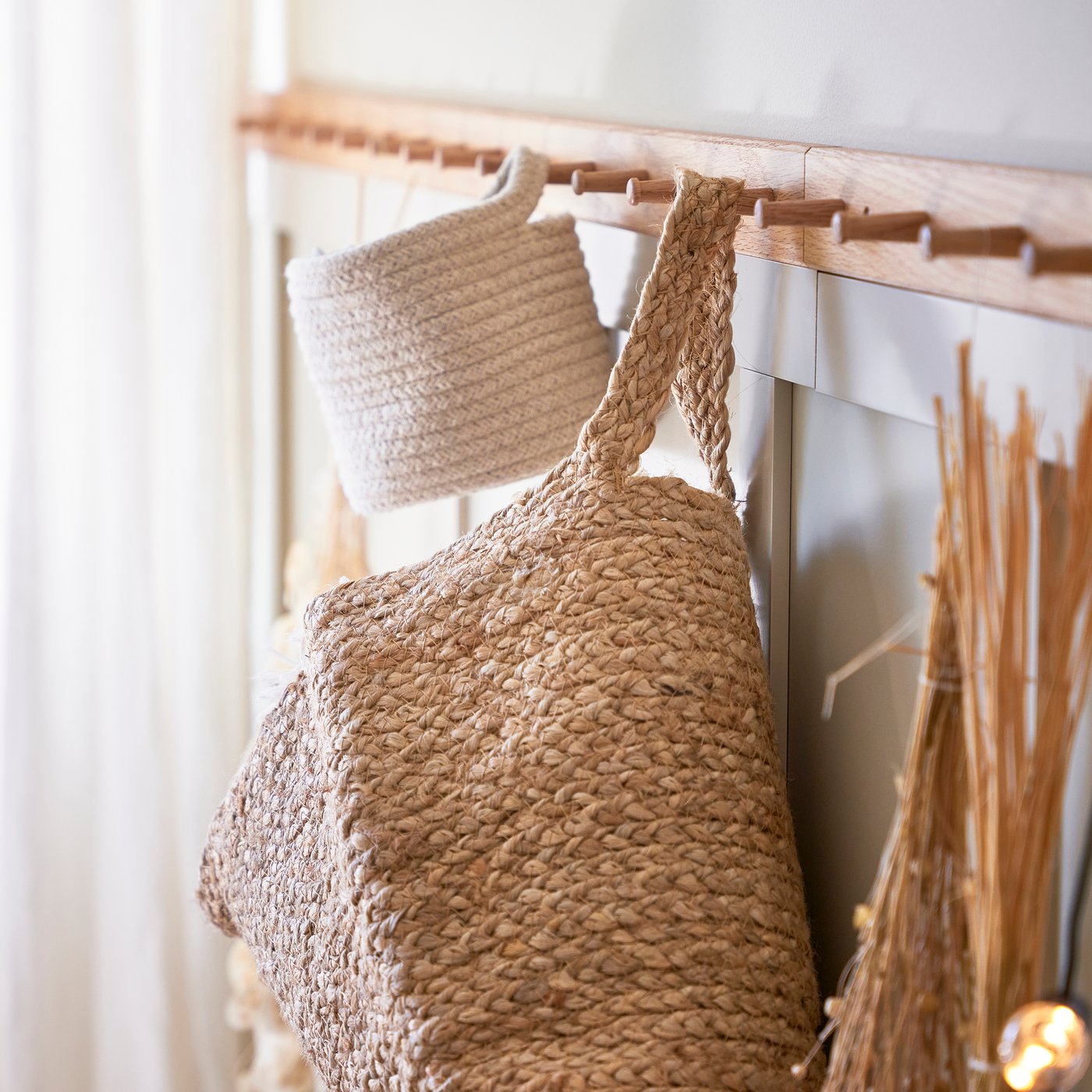 Närbild på en klädhängare med korgar i olika storlekar.