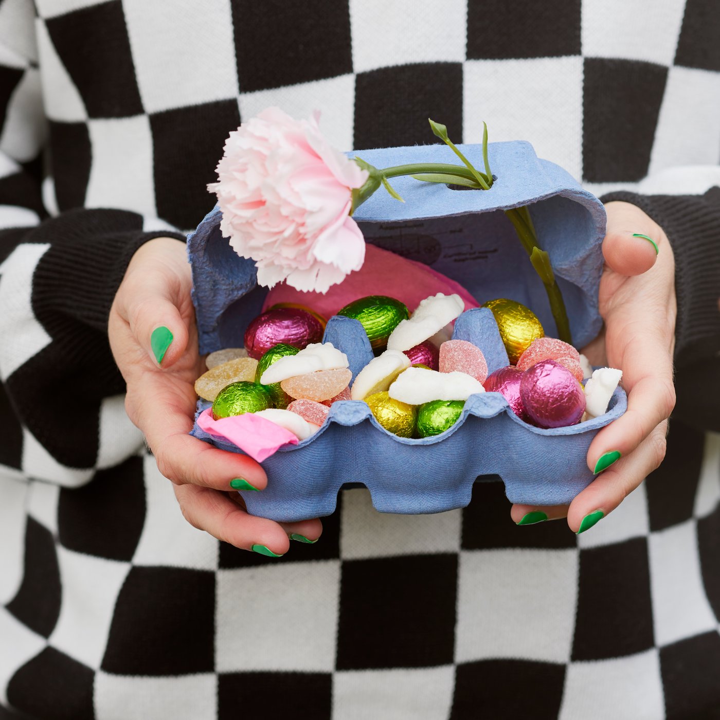 Ein lila Eierkarton voll mit Schokoladeneiern.