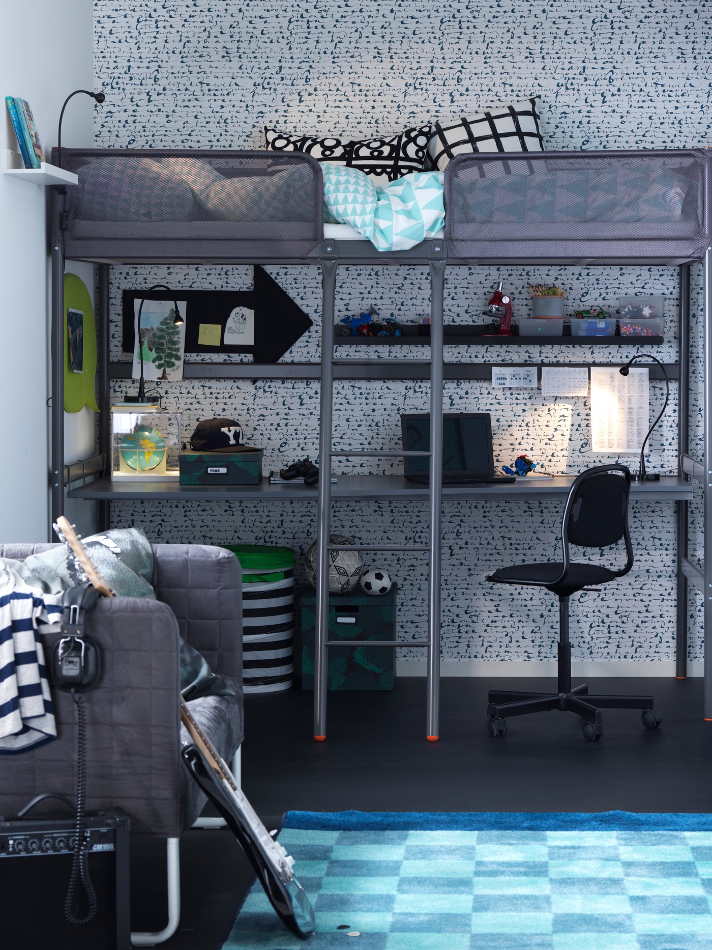 Estructura de cama alta TUFFING de 90x200 cm en gris oscuro, ideal para aprovechar el espacio de la habitación.