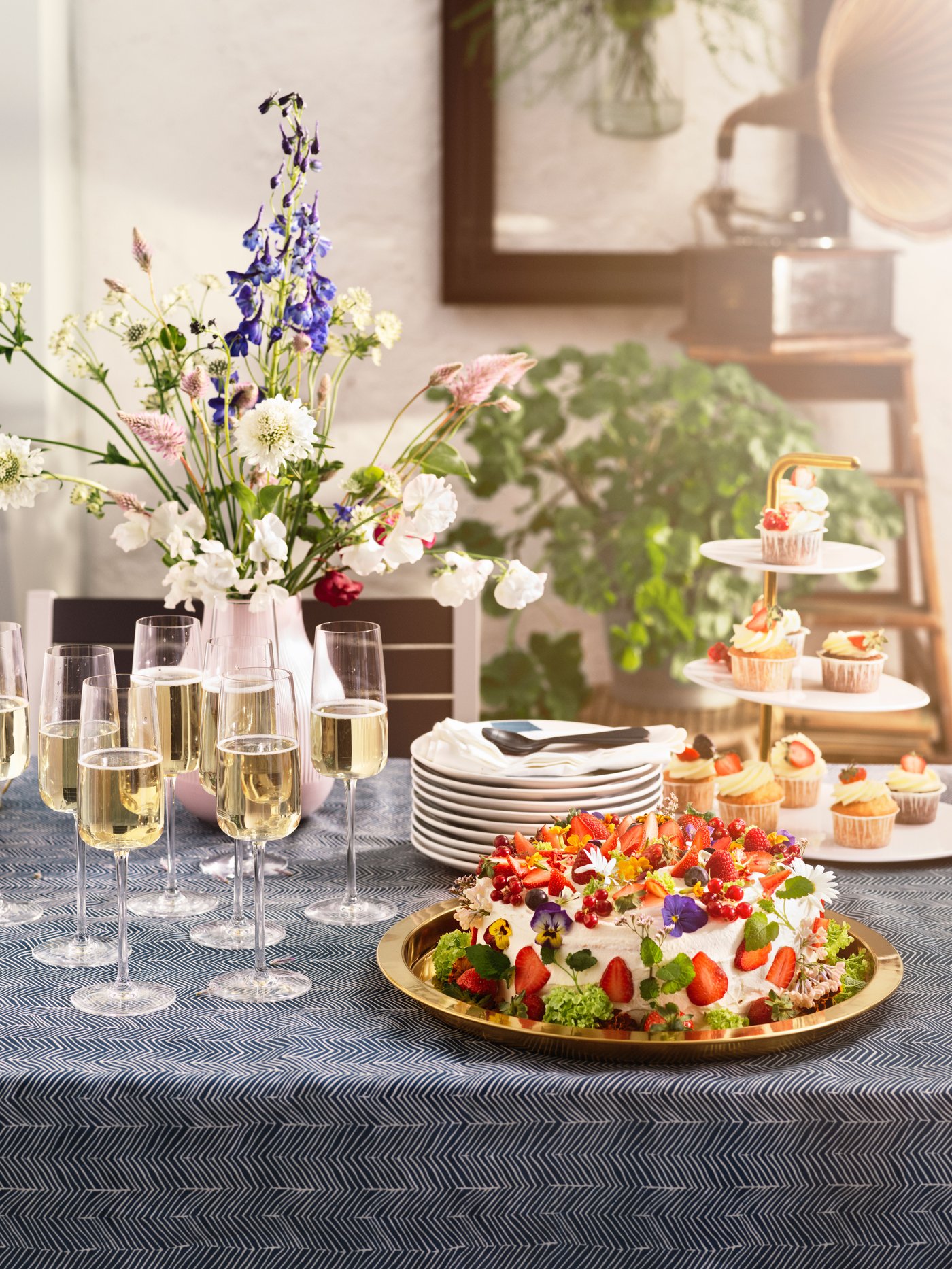 A brass-colour GLATTIS tray