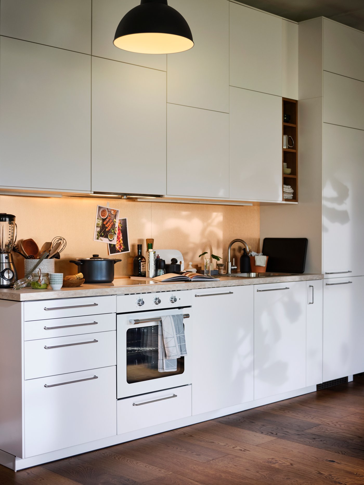 Kabinet dapur METOD dengan ketuhar terbina dalam MATTRADITION dan kabinet dinding METOD di dapur