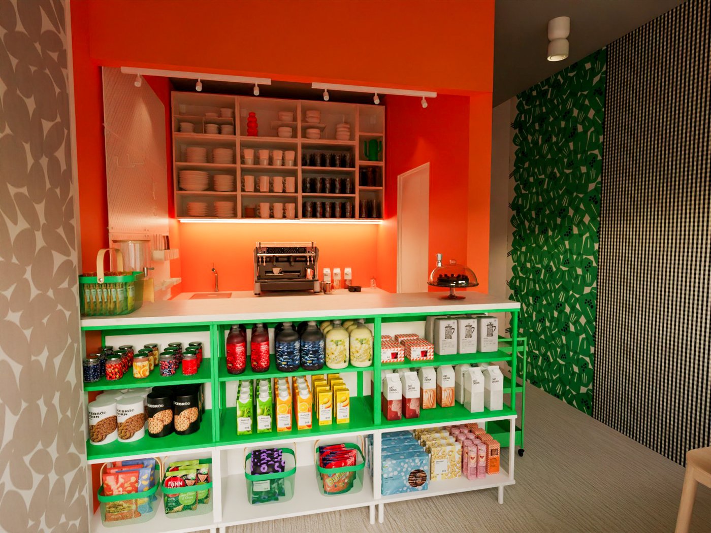 Teil des Cafés eines Hotels. Blick auf die Theke. Auf der Theke eine Kuchenplatte mit Glashaube Unter der Theke eine offene Aufbewahrung gefüllt mit verschiedenen Lebensmitteln. In der Rückwand eine Theke mit Kaffeeautomat und darübereine offene Aufbewahrung mit Geschirr.