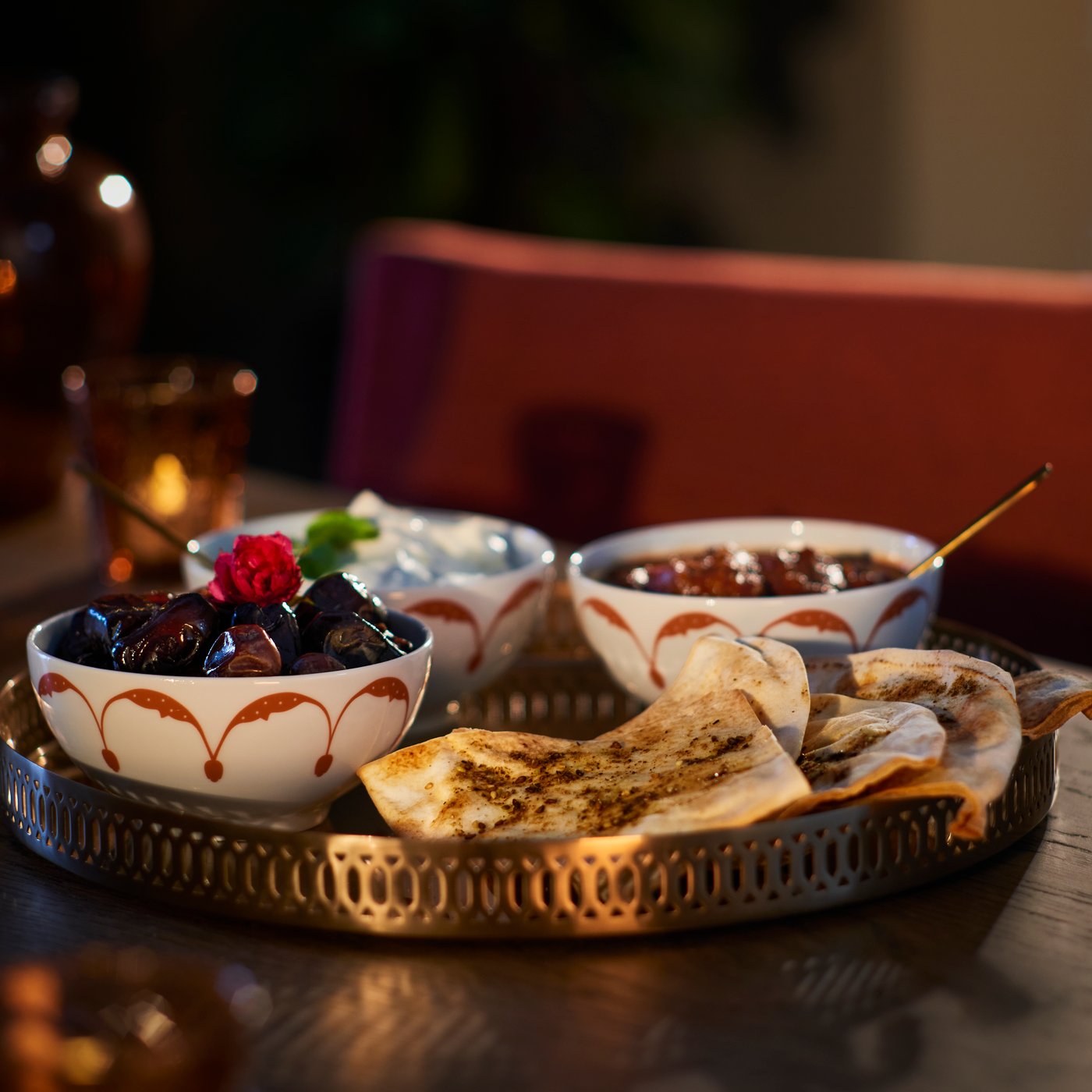 Mangkuk hidangan GOKVALLA berisi buah-buahan di atas meja dulang GOKVÄLLÅ